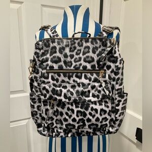 NWOT MODERN & CHIC FAUX LEATHER CONVERTIBLE TOTE STRAP BACKPACK